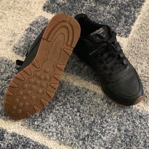 Semi-new black leather sneaker shoes